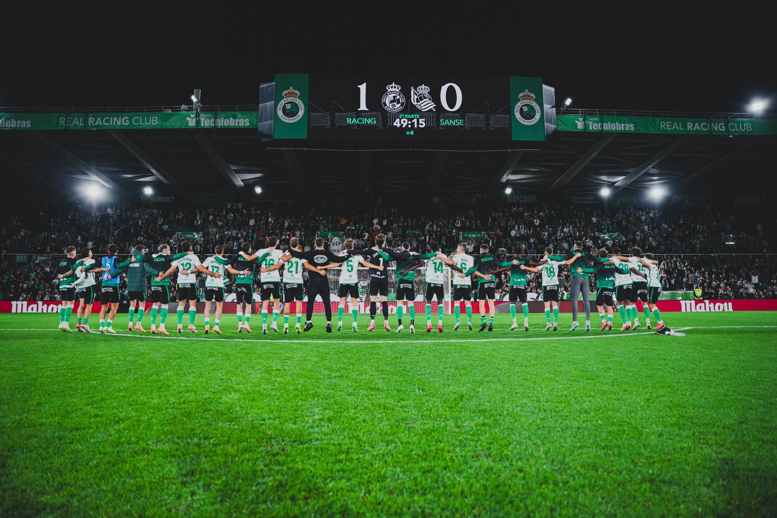 La plantilla del Racing celebra su última victoria en casa ante la Real Sociedad 'B'.