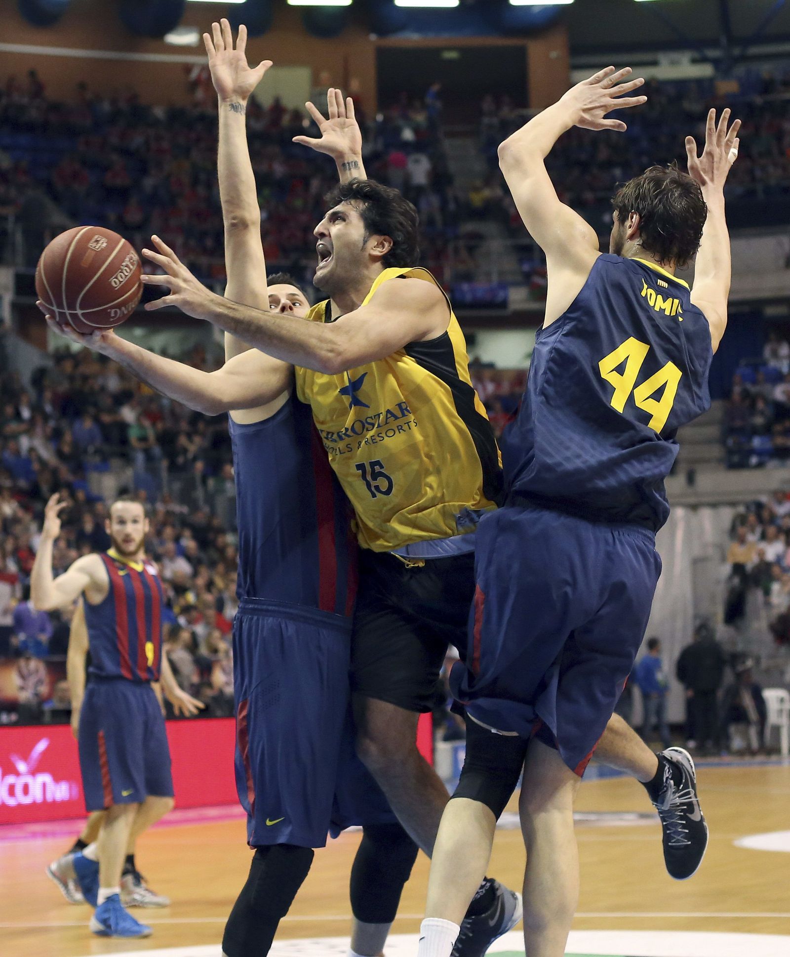 Chagoyen, entre Nachbar y Ante Tomic en un Iberostar Tenerife-Barcelona de Copa del Rey.