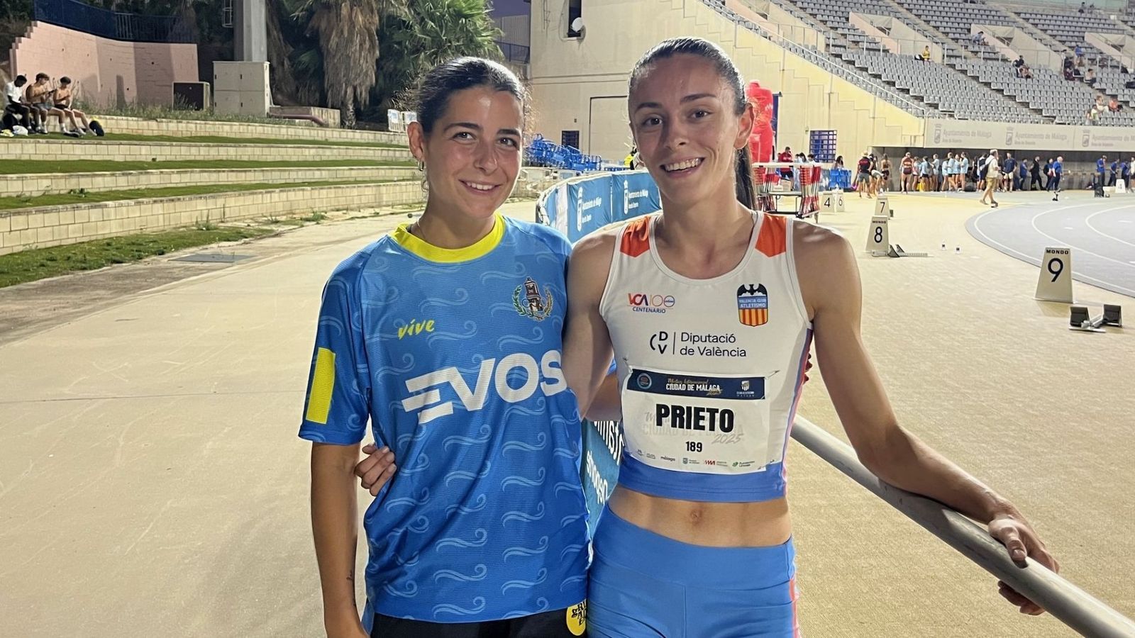 Ana Prieto (d), con su compañera Marta Bernal, en Málaga.