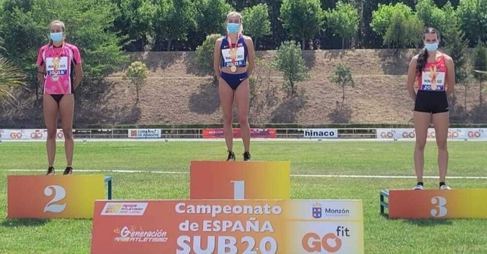 Carmen Avilés, en el podio, junto a Lucía Pinacchio y Berta Segura.