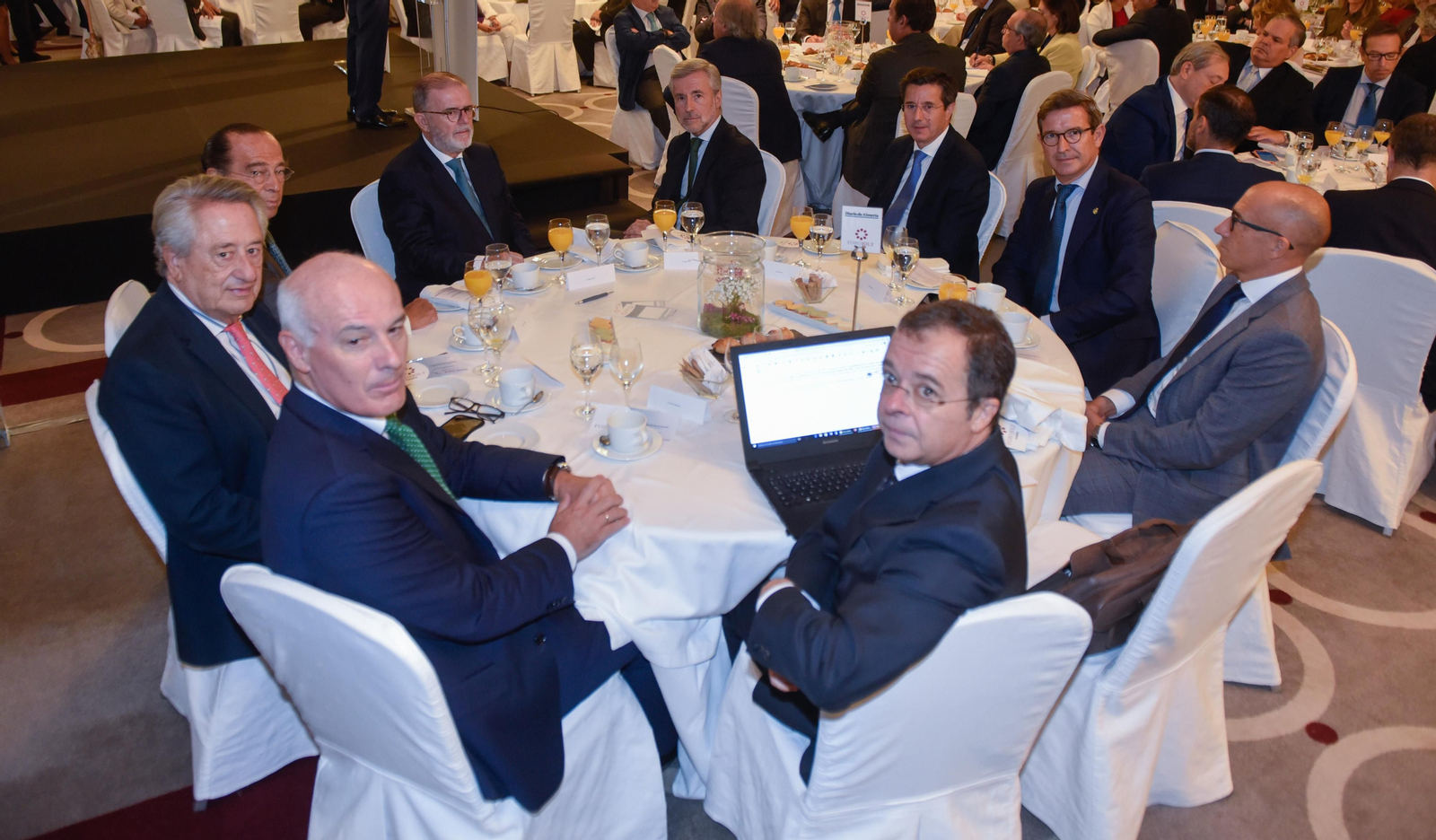 Los invitados al Foro Joly con Juanma Moreno en Madrid, en imágenes