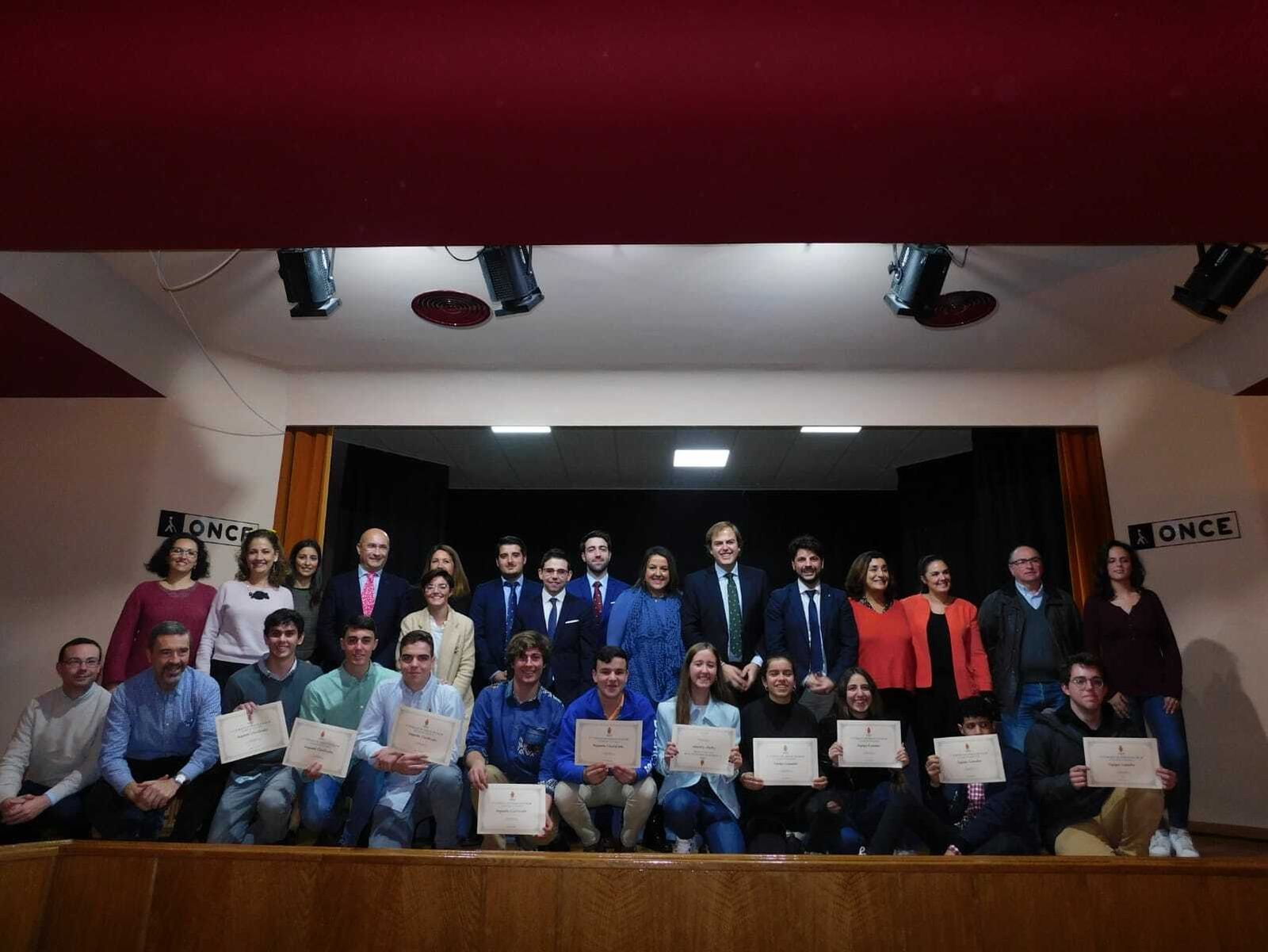 Los equipos y las autoridades posan juntos en el salón de actos de la ONCE.