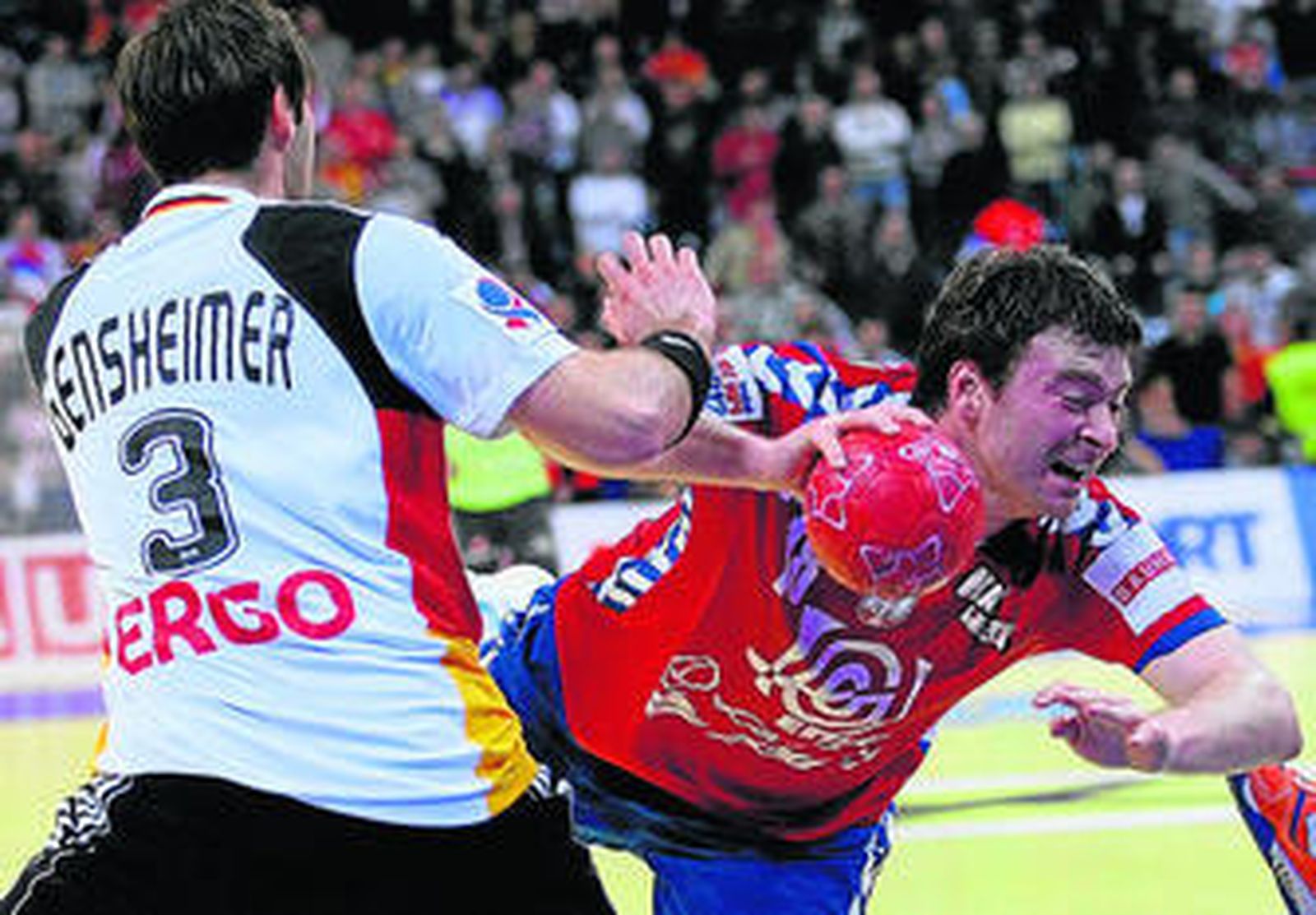 El alemán Uwe Gensheimer frena al serbio Rastko Stojkovic.