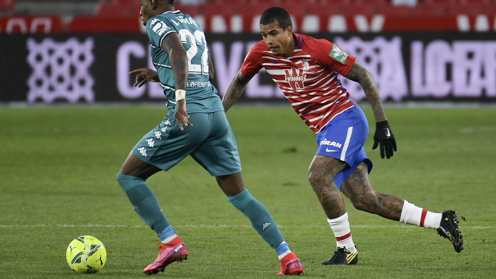 El trabajo defensivo es uno de los aspectos en los que está mejorando Kenedy.