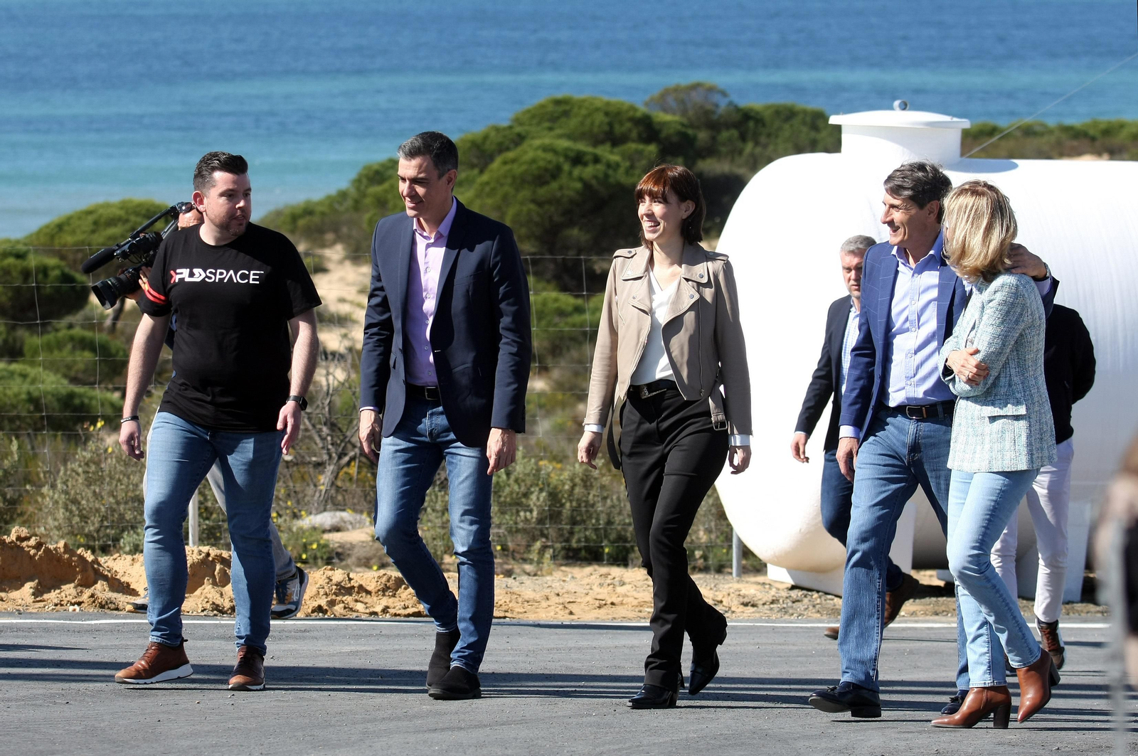 Imágenes de Pedro Sánchez en su visita al cohete Miura en la base espacial en Huelva