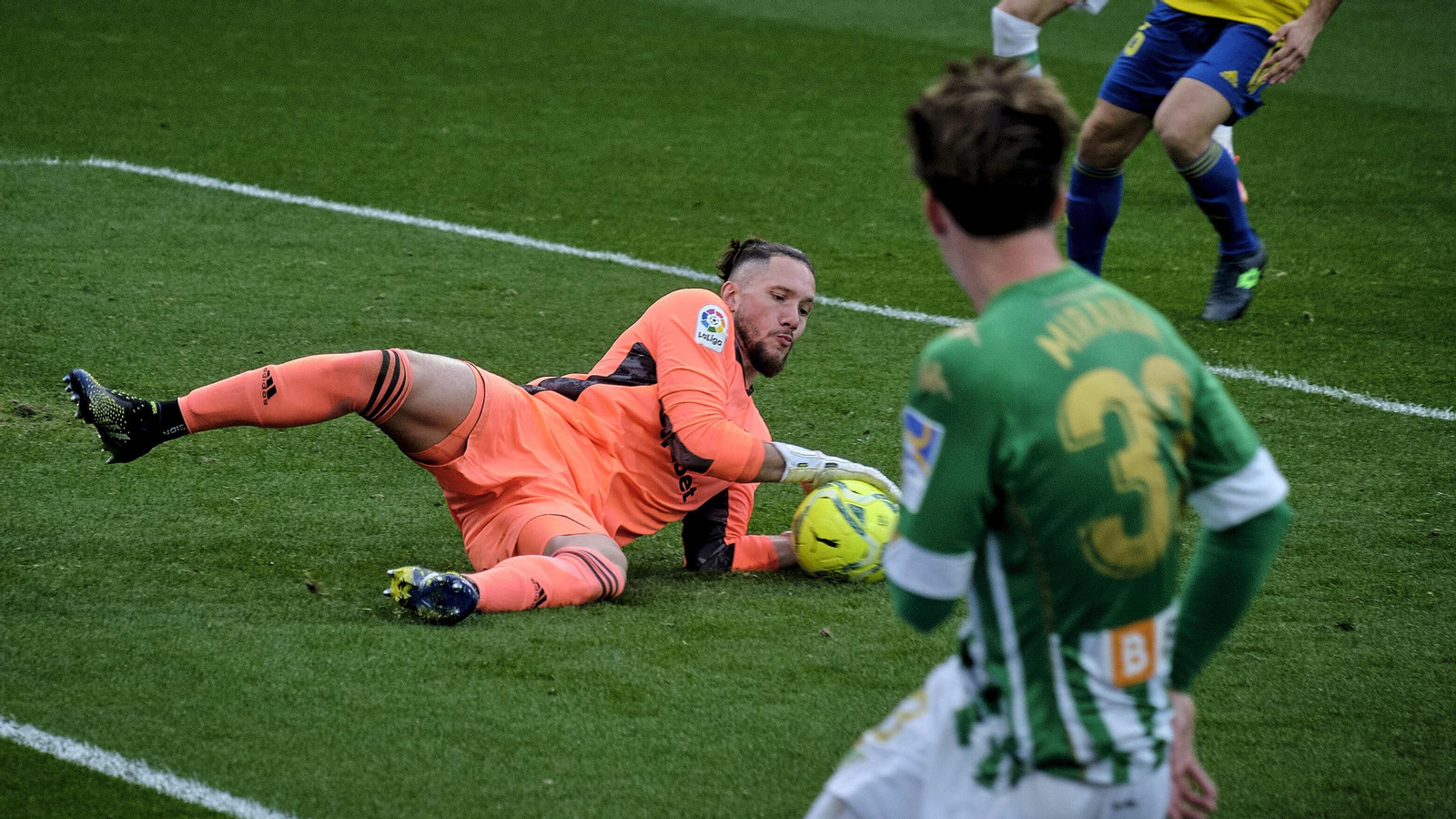 Ledesma atrapa el balón en el partido contra el Betis.