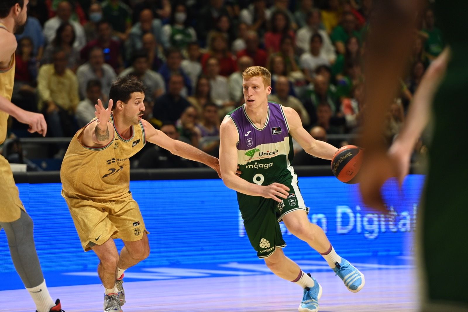 Alberto Díaz dirigiendo una posesión.