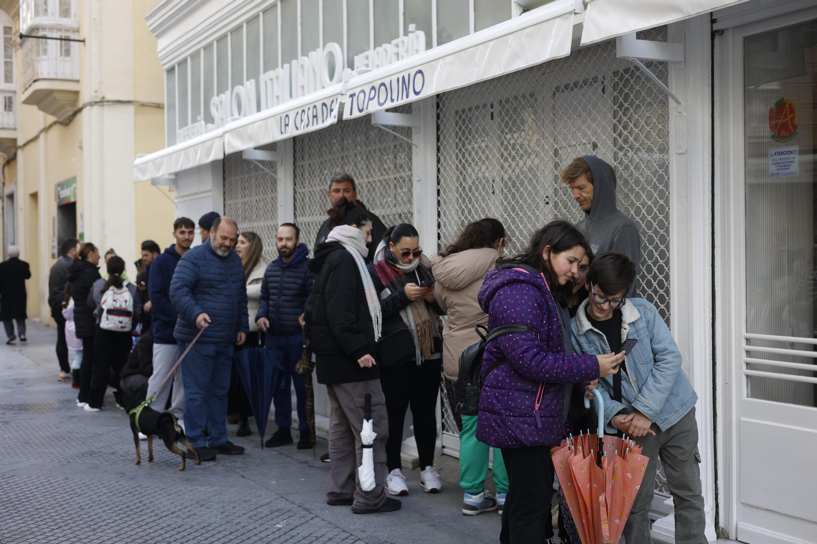 Primeras colas para tomarse un topolino gratis en Cádiz Primeras colas para tomarse un topolino gratis en Cádiz
