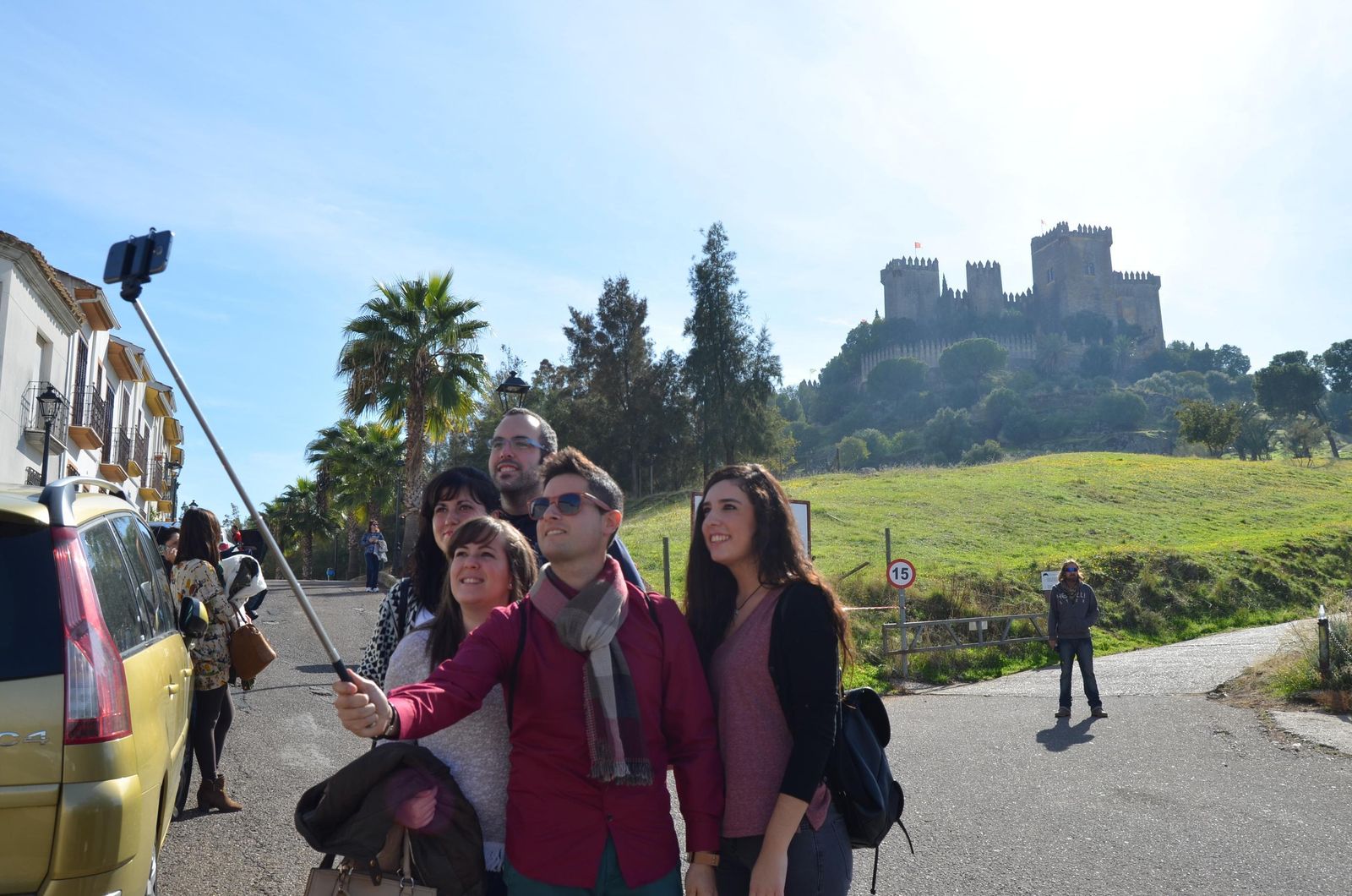 Un grupo se hace un 'selfie' con el Castillo de Almodóvar de fondo.