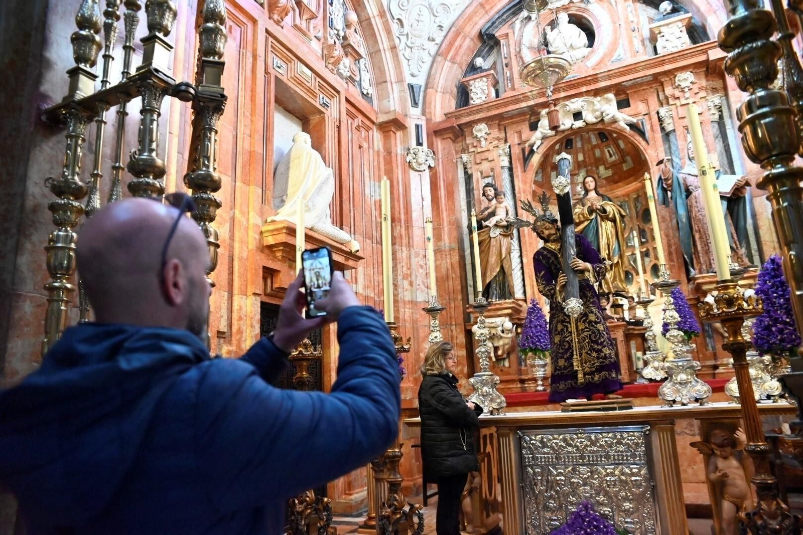 El besapiés del Señor del Calvario en la Mezquita-Catedral de Córdoba, en imágenes
