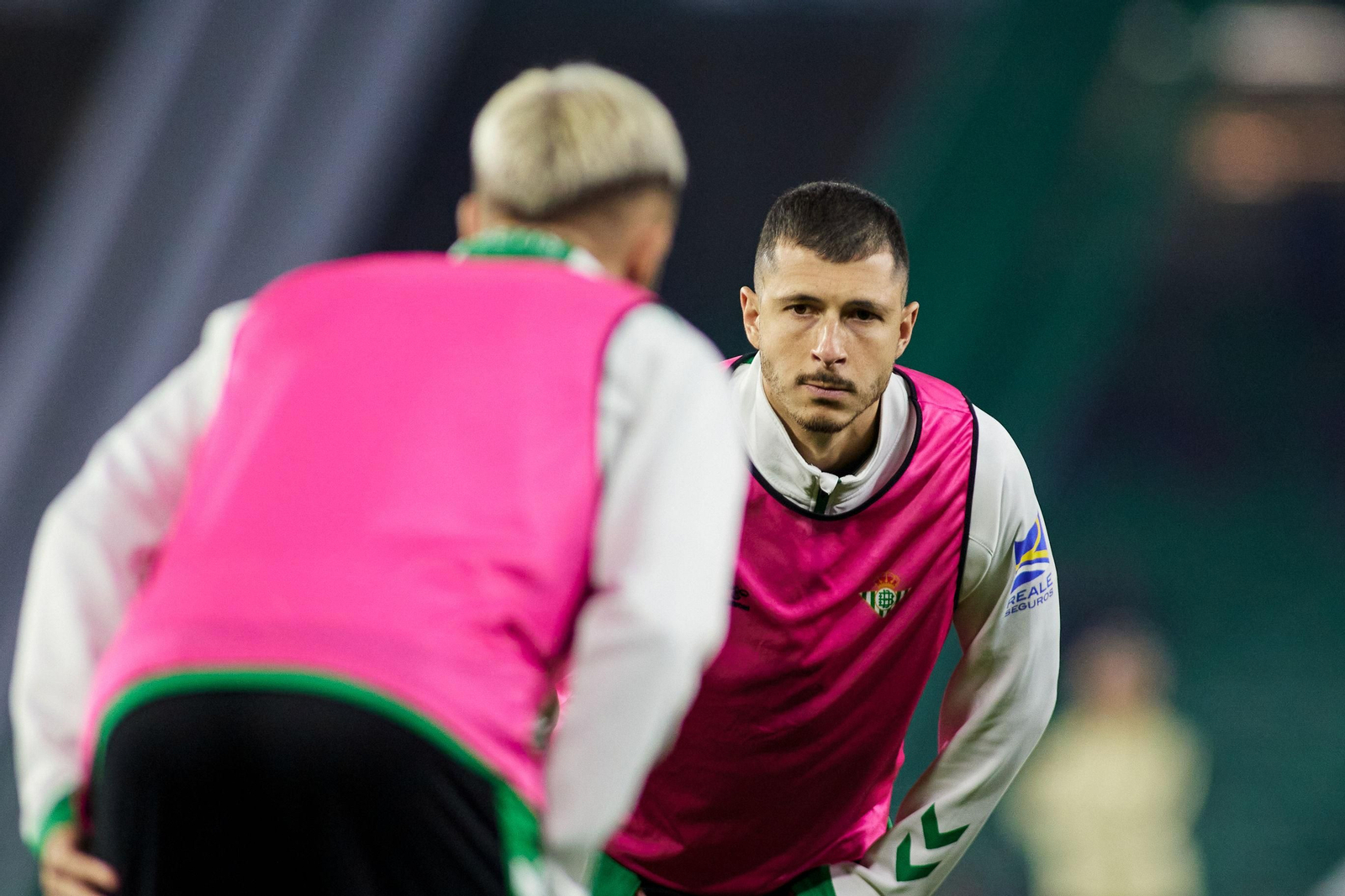 Guido Rodríguez realiza el calentamiento previo en un partido del Betis.