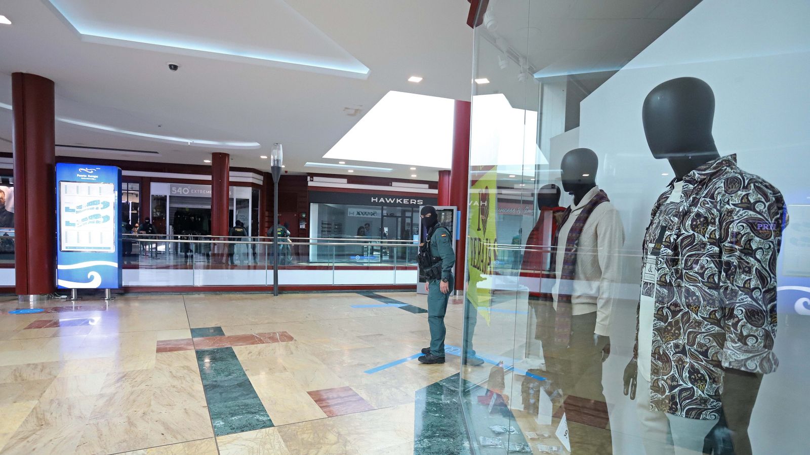 Registro de la Guardia Civil en el centro comercial Puerta Europa en Algeciras