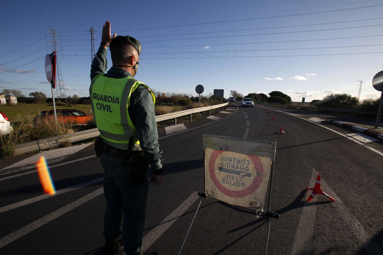 Controles de la Guardia Civil en los accesos a la costa de Huelva