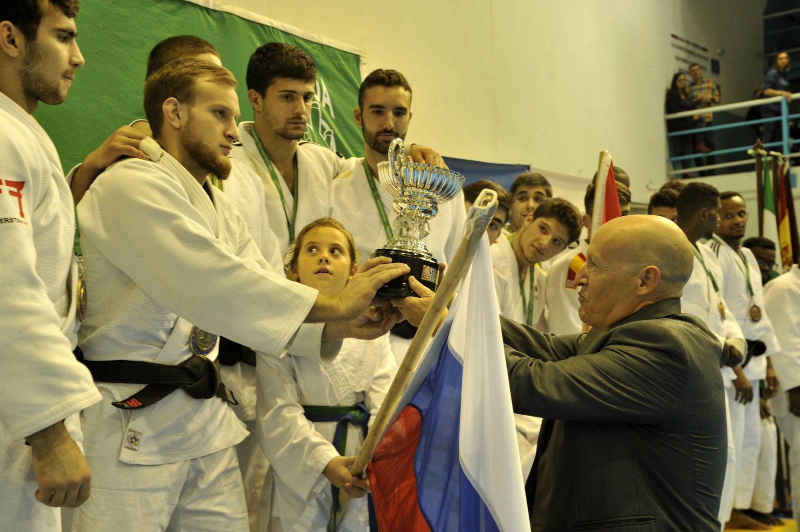 El equipo ruso recibe el trofeo de campeón del año 2017.