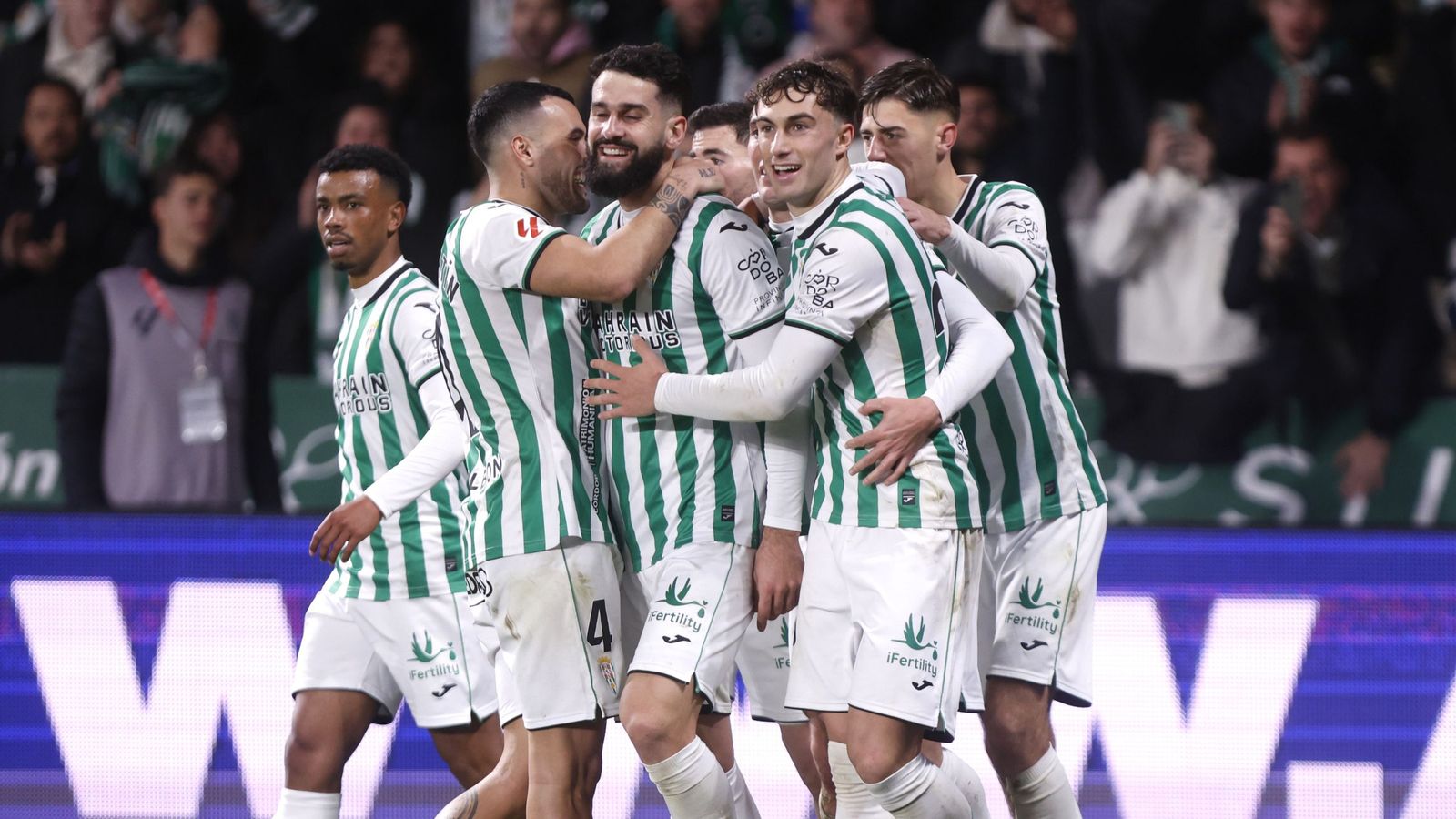 Los jugadores del Córdoba CF celebran uno de sus goles ante el Valladolid.