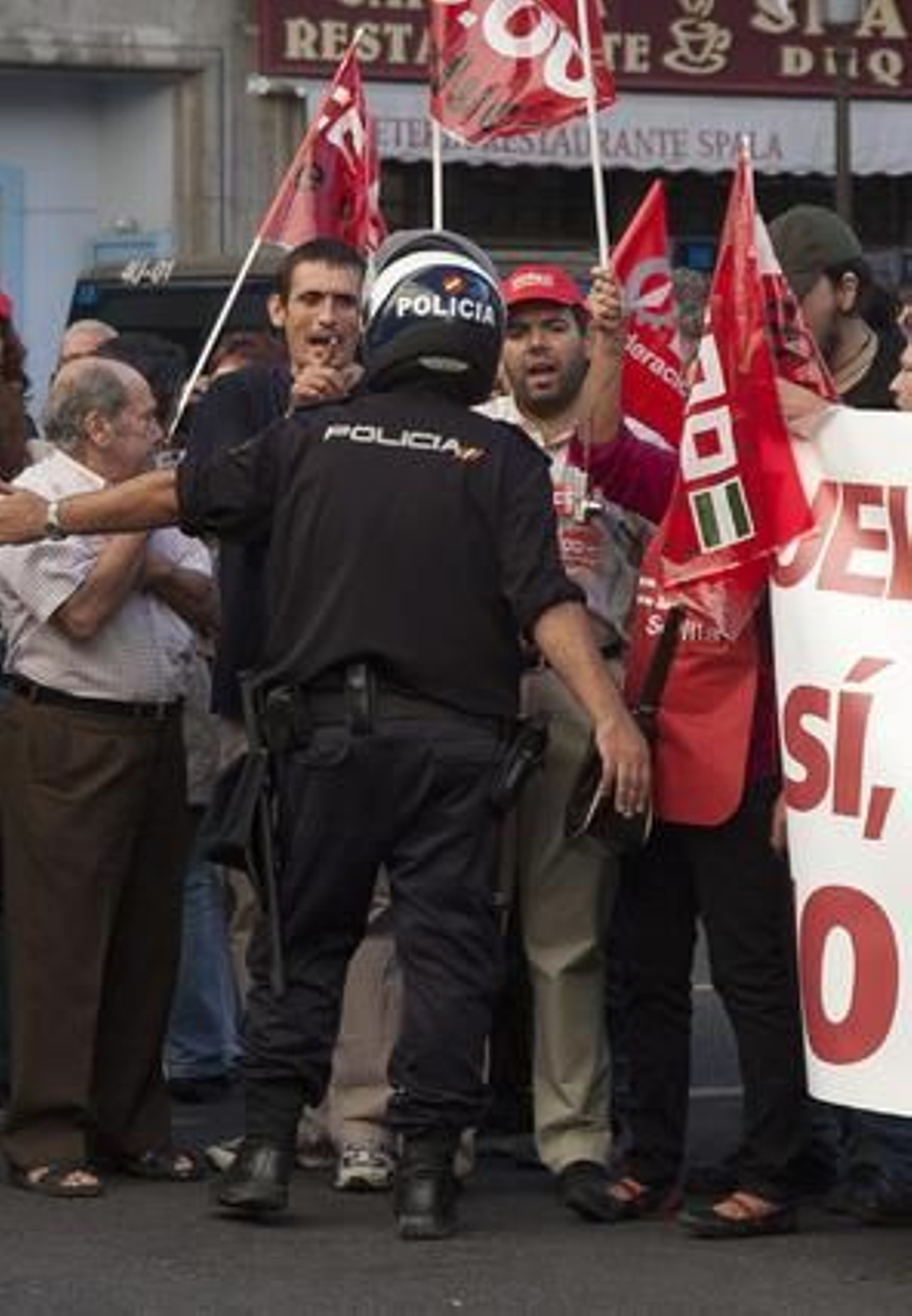 La Policía intenta mediar con los manifestantes. 

Foto: Jaime Martínez