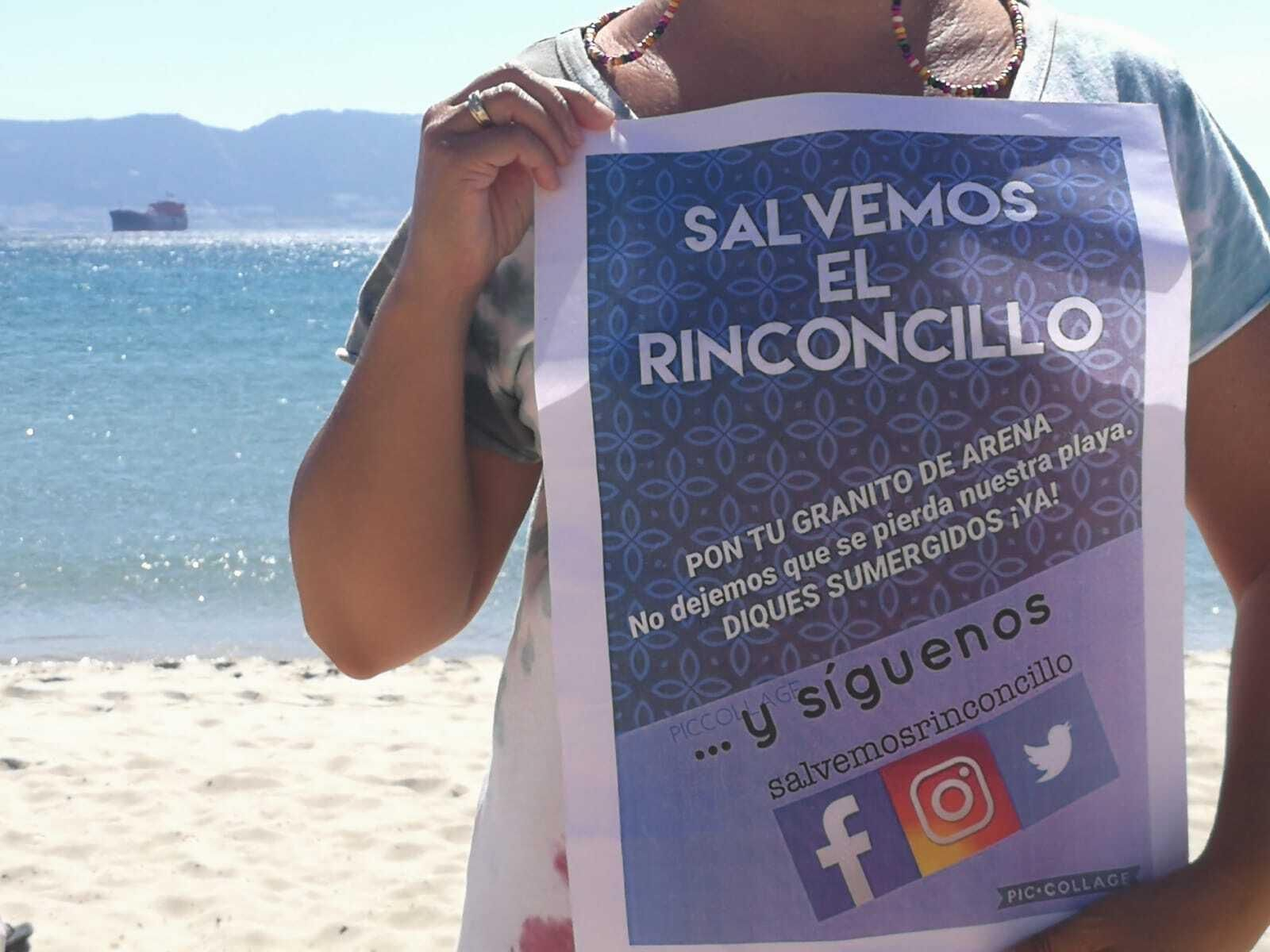 Los carteles de Salvemos Rinconcillo.
