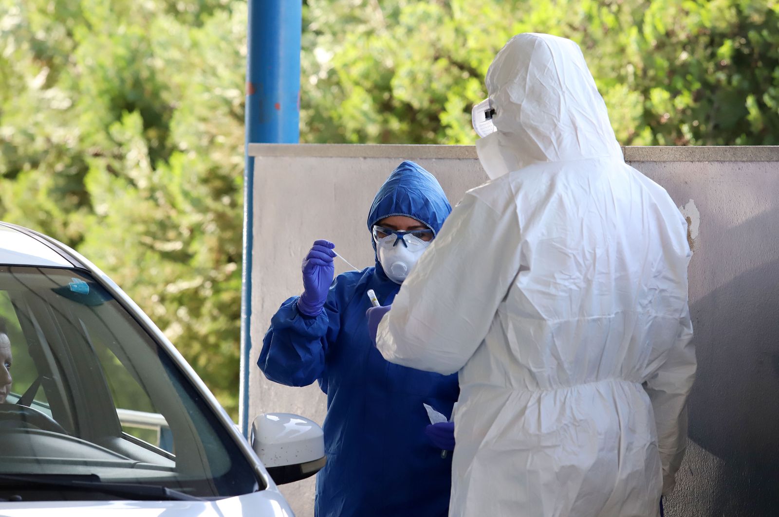 Imágenes de la realización de test de coronavirus en urgencias