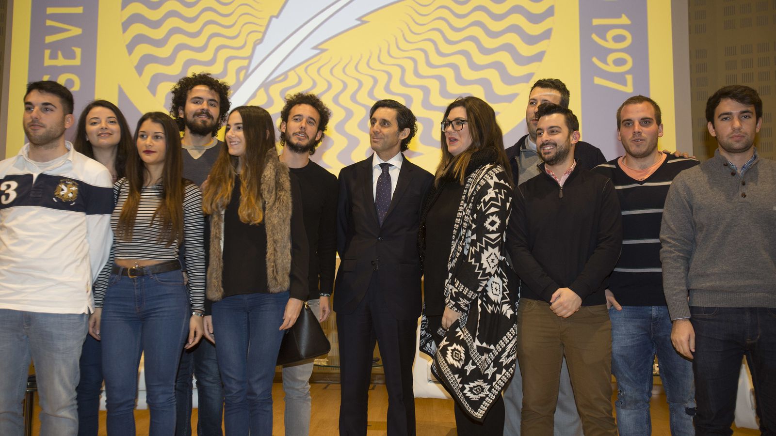 José María Álvarez-Pallete, con los asistentes a las mesa redonda en la UPO.