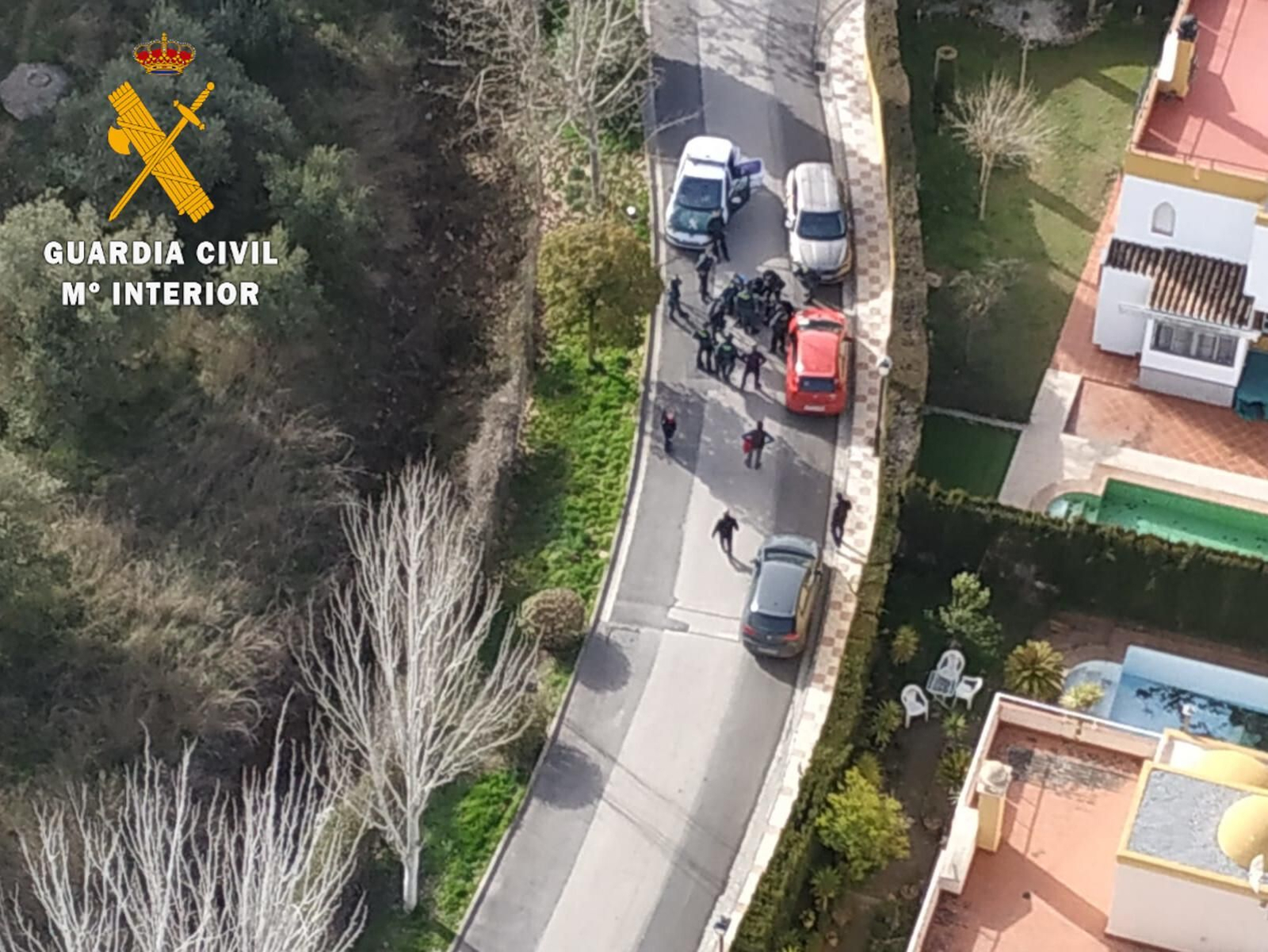 Momento de la detención del agresor tras apuñalar a una joven en Albolote.