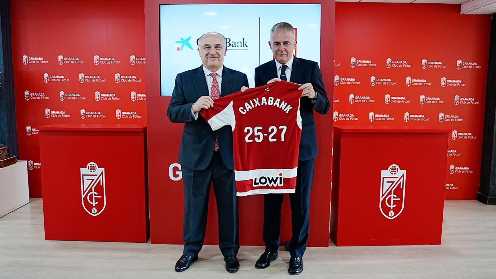 Zafra (i) y Alcaraz, durante la firma del acuerdo de patronicio