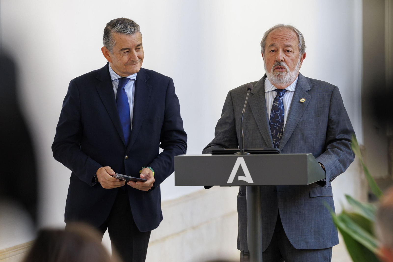 El consejero de Sanidad con el presidente del Consejo Andaluz de Colegios Médicos.