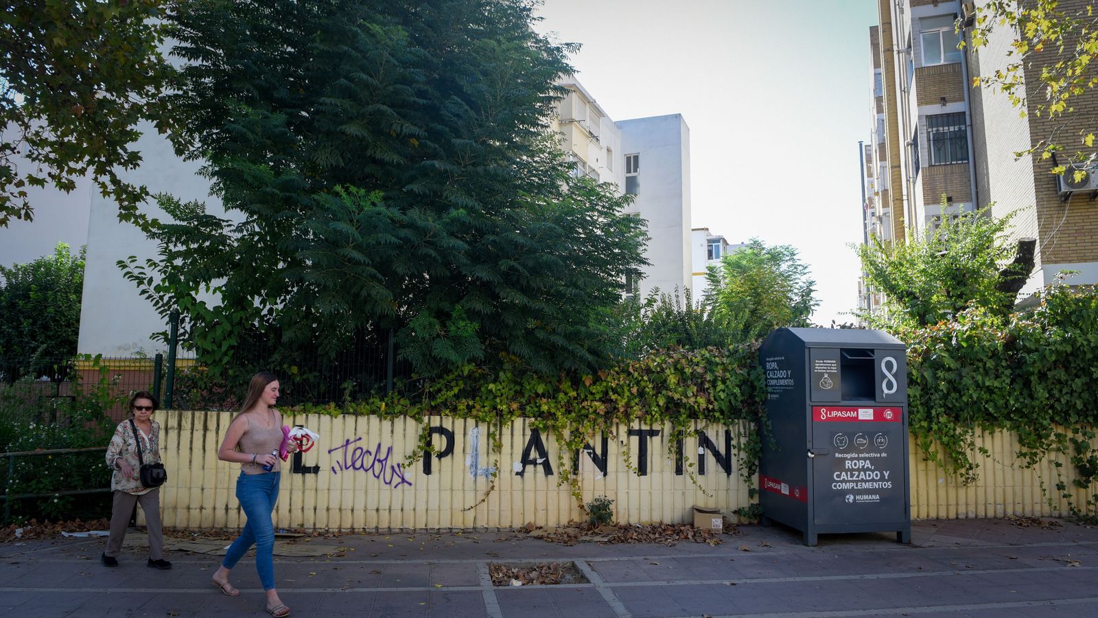 Dos mujeres en el barrio de El Plantinar.