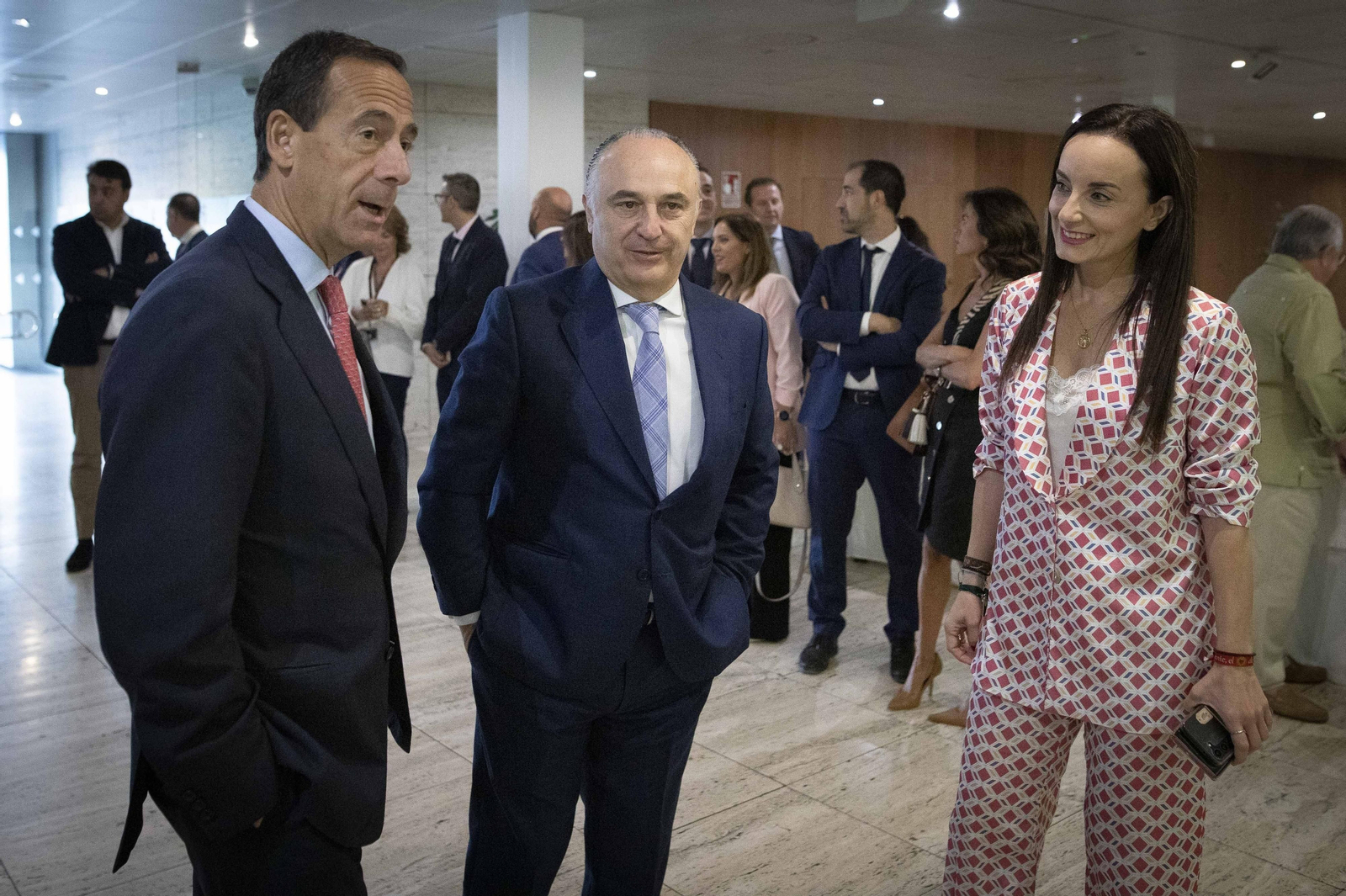 Las imágenes del desayuno de la CEDE en Granada con Gonzalo Gortázar