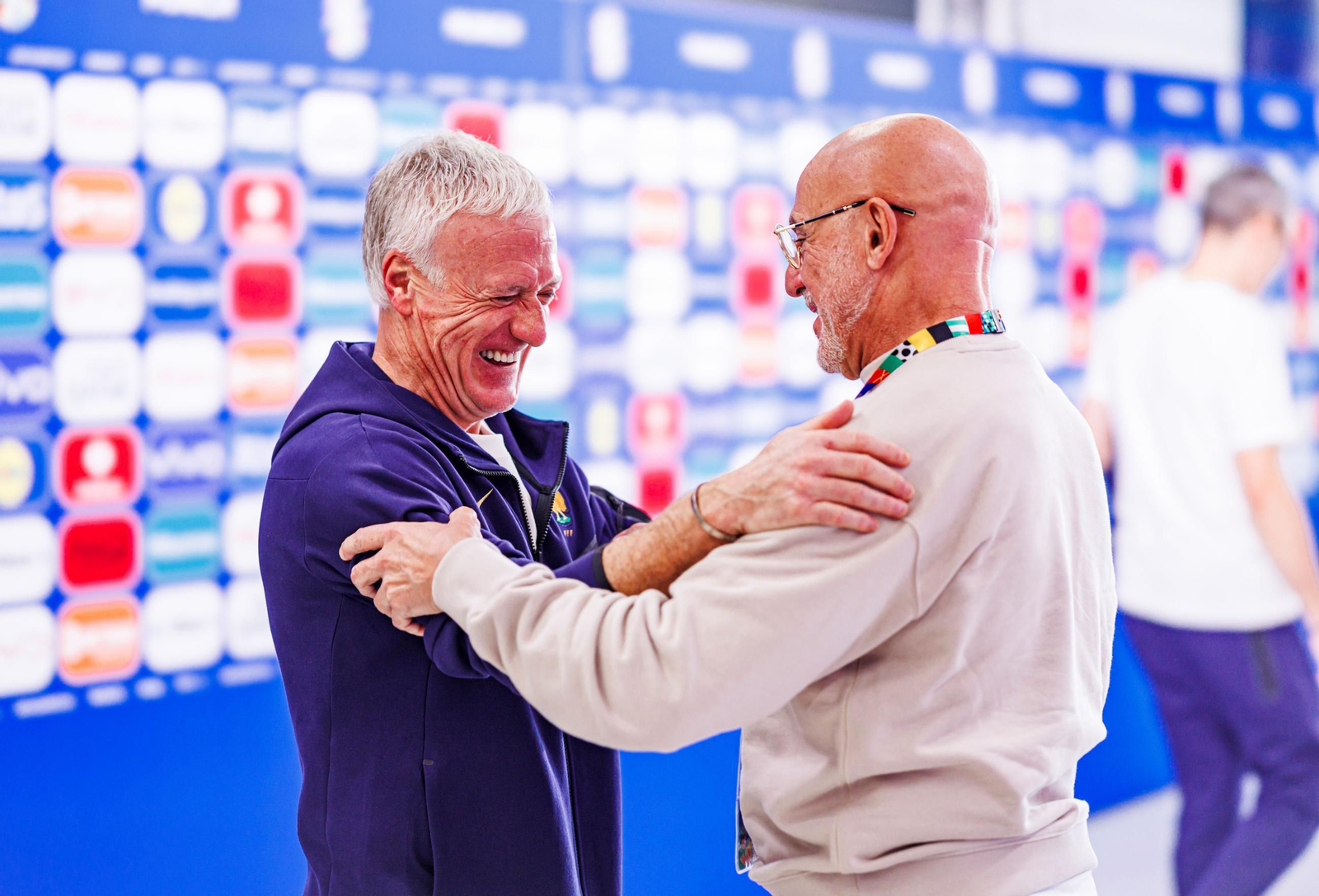 Luis de la Fuente y Didier Deschamps se abrazan durante  las comparecencias ante la prensa.
