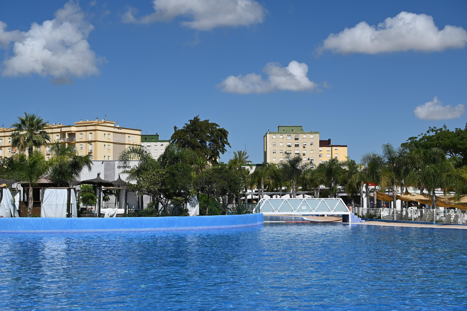 Apertura de piscinas en Arena Village