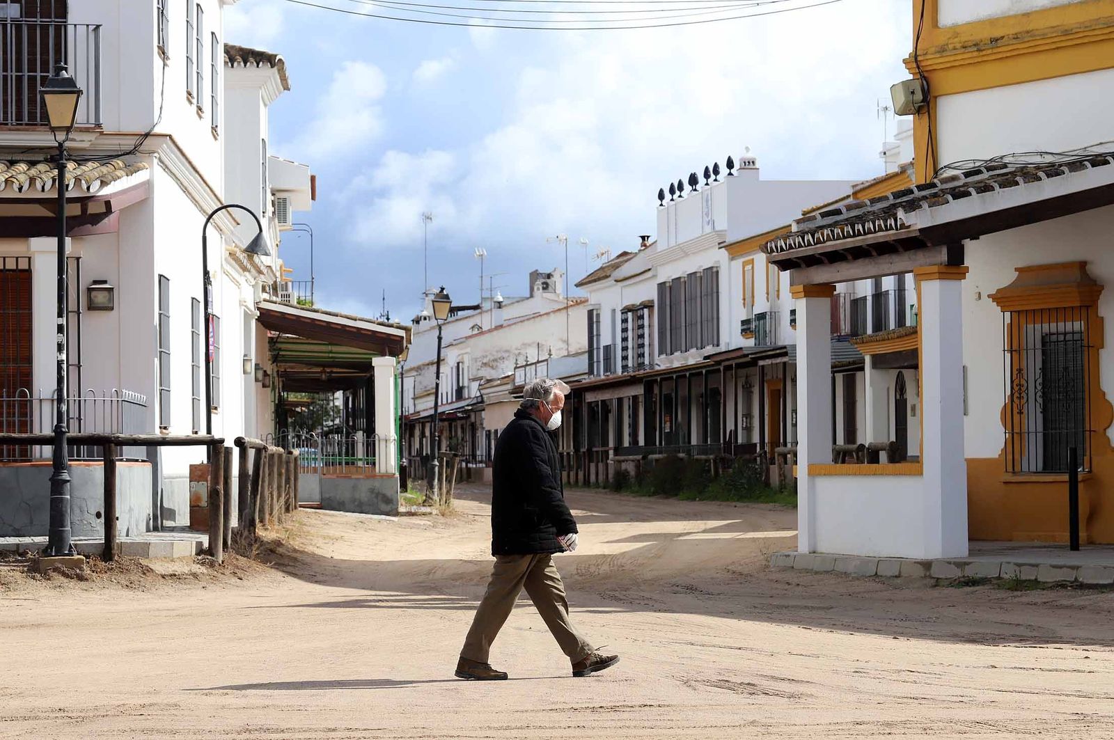 Imágenes de la presencia de la UME en el Rocío para el confinamiento