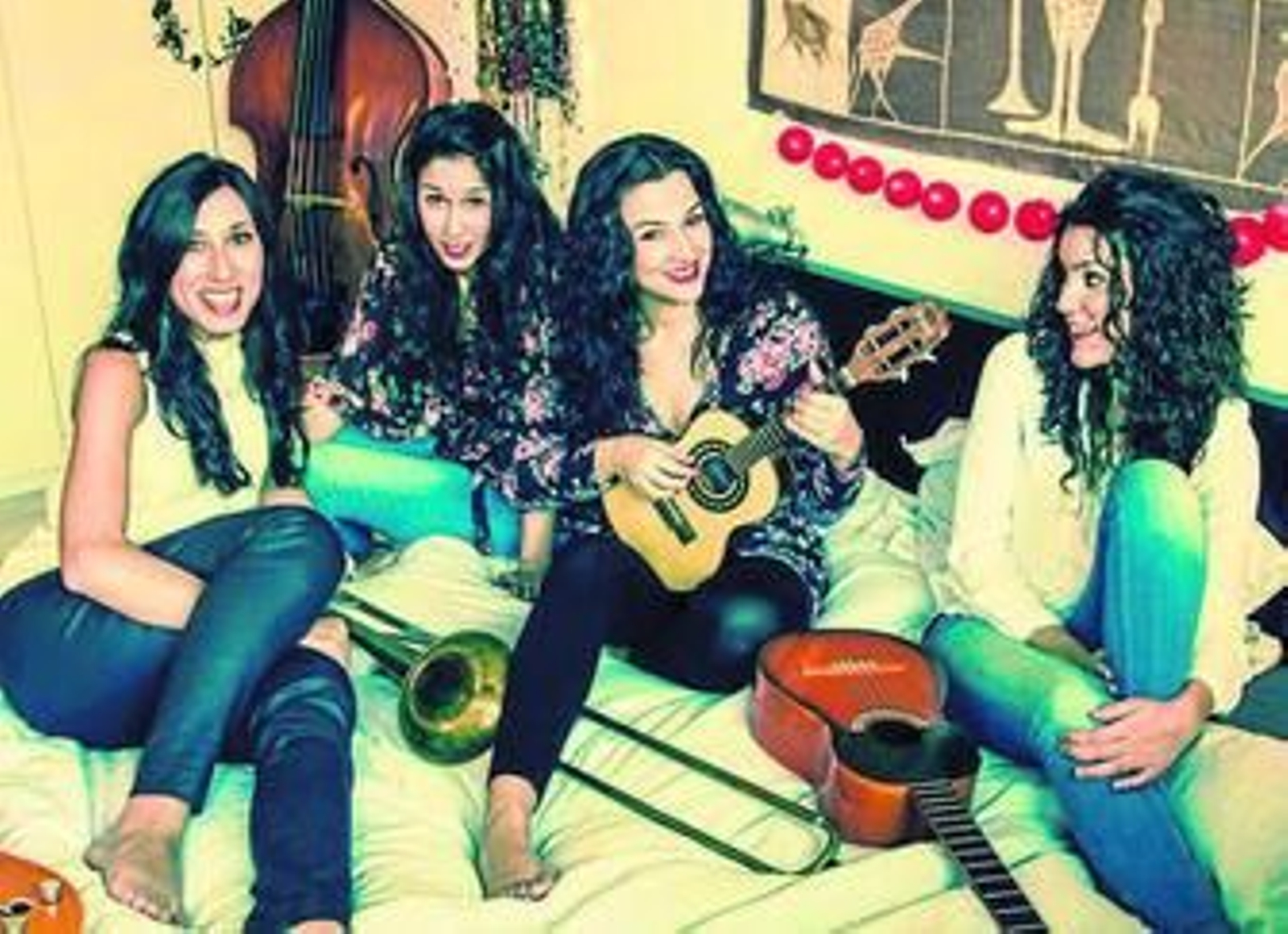 Las Migas, Alba Carmona, al centro, Marta Robles, a la izquierda junto a Roser Loscos y Alicia Grillo, a la derecha.