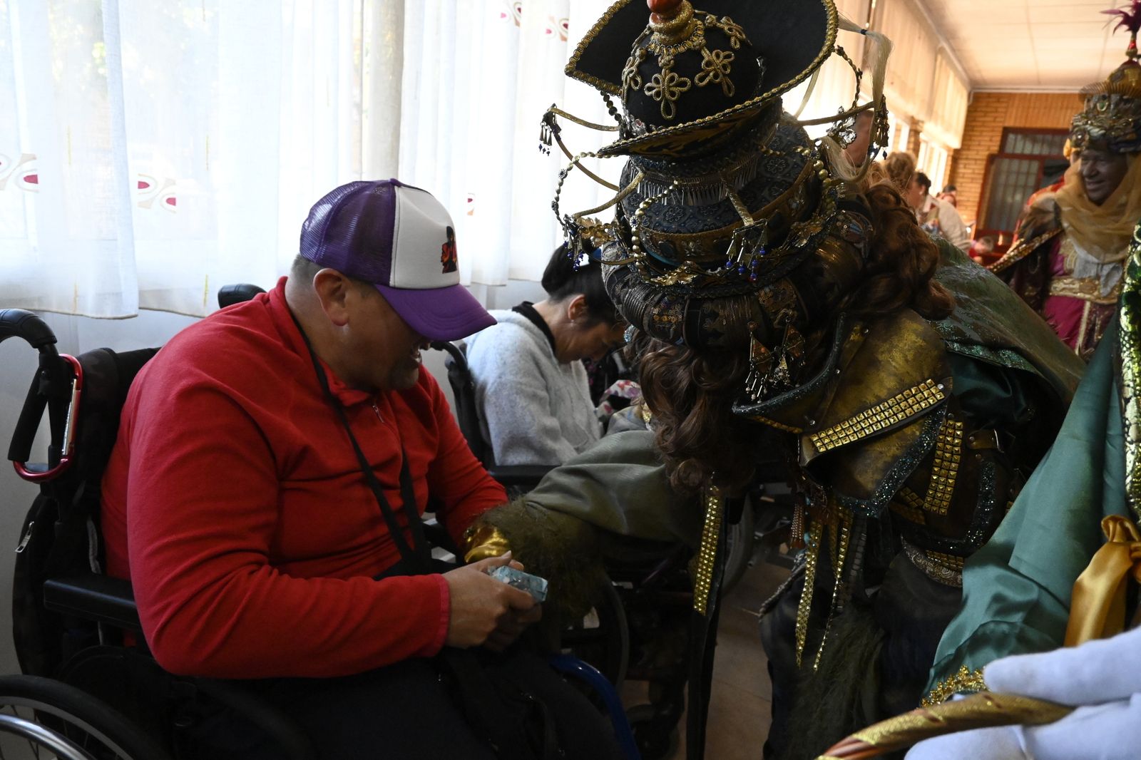 Visita de los Reyes Magos a los ancianos de los asilos de Huelva, en imágenes