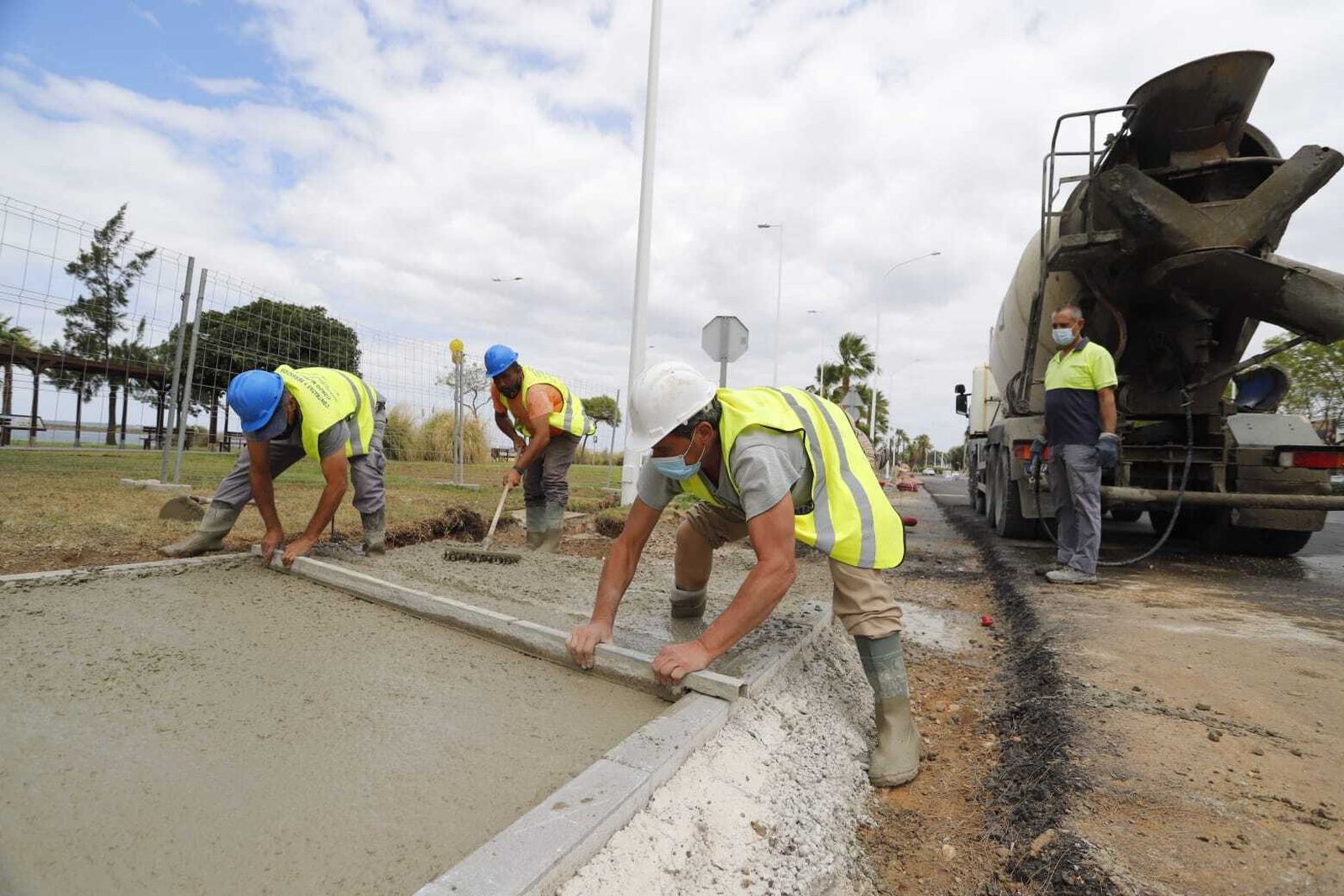 Operarios construyen un tramo del carril bici.