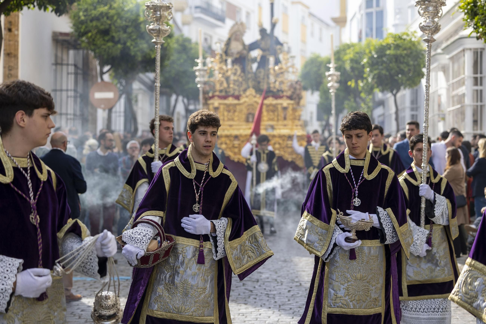 Las imágenes de la procesión de Afligidos de San Fernando en el Lunes Santo de la Semana Santa 2025