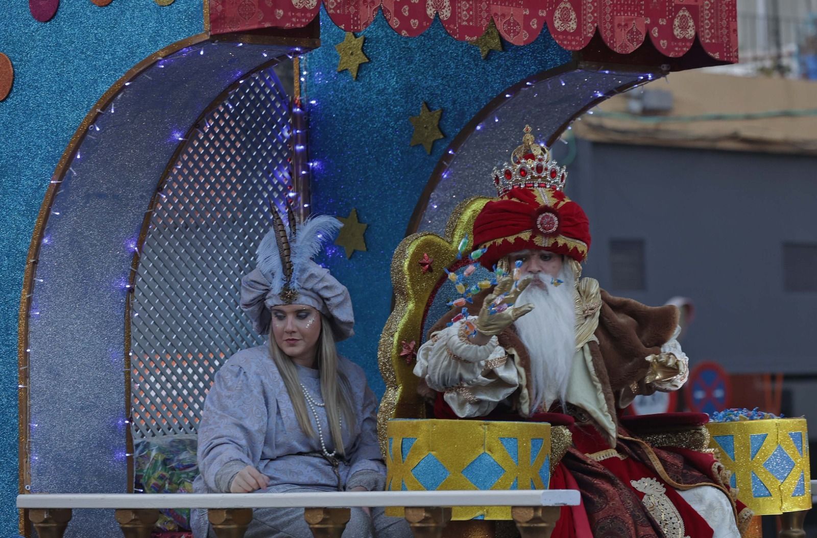 El Rey Melchor lanza caramelos en la cabalgata de Algeciras.
