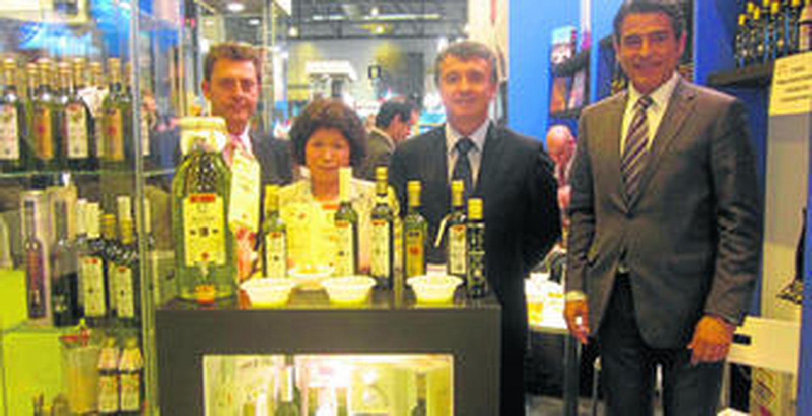 Fernando López, la delegada en Japón, Kazukko, Rafael Úbeda y Juanjo Navarro ayer en la feria de Madrid.