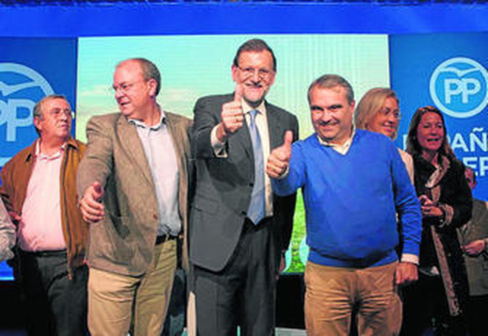 Rajoy, ayer en Badajoz entre el presidente del PP extremeño, José Antonio Monago, y el alcalde, Francisco Fragos.
