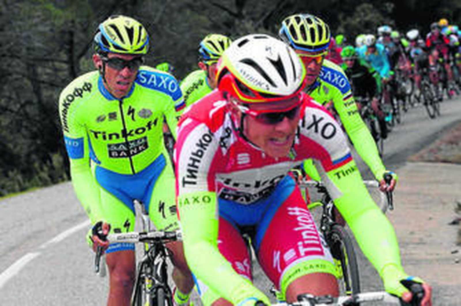 Alberto Contador, arropado por algunos miembros de su equipo durante la disputa de la tercera etapa.