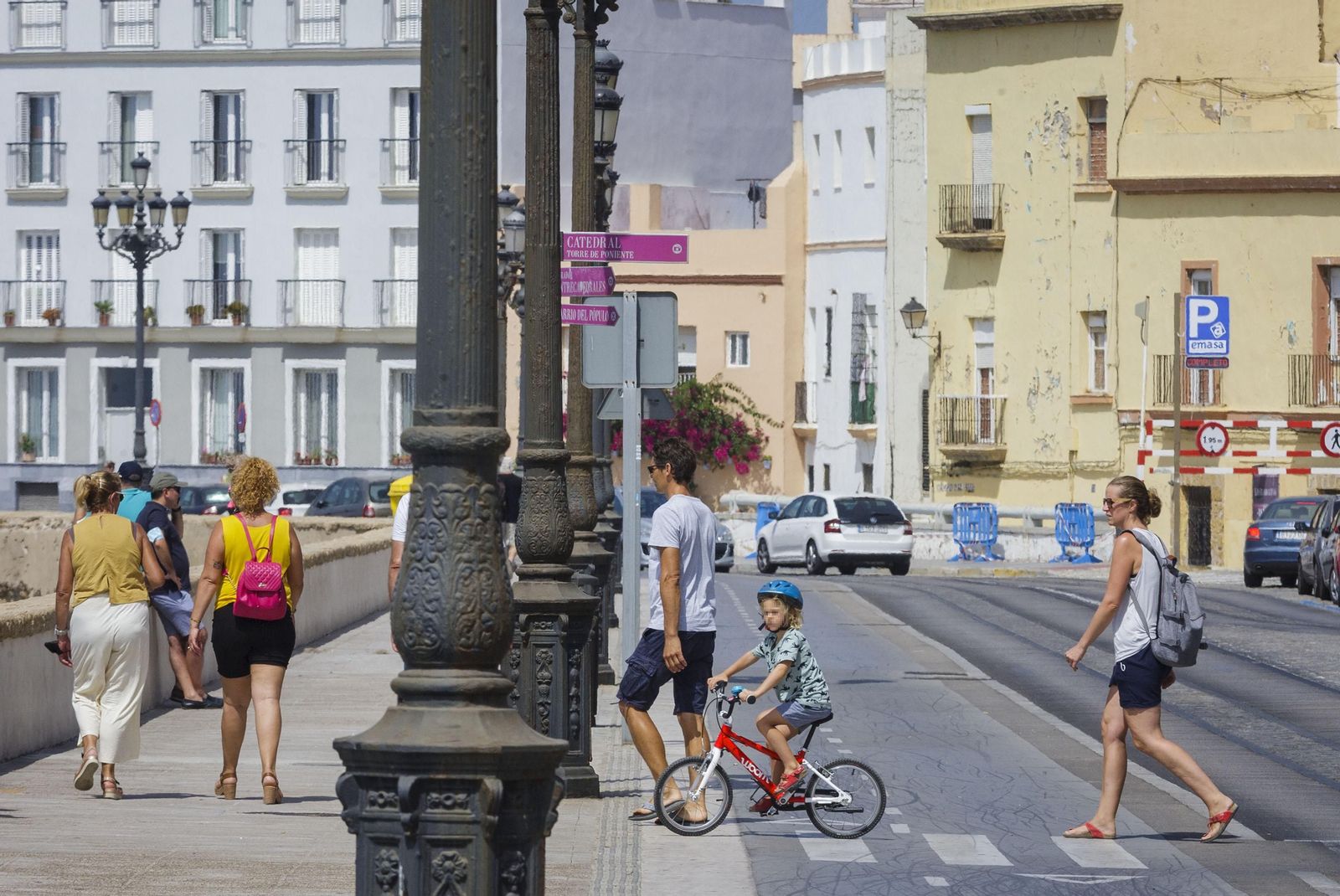 Gente paseando por Campo del Sur en Cádiz