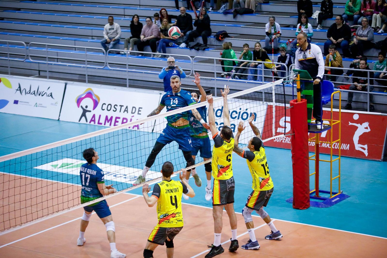 Las imágenes del Unicaja Costa de Almería-Leleman Conqueridor, primer partido del play off por el título de Superliga en Almería