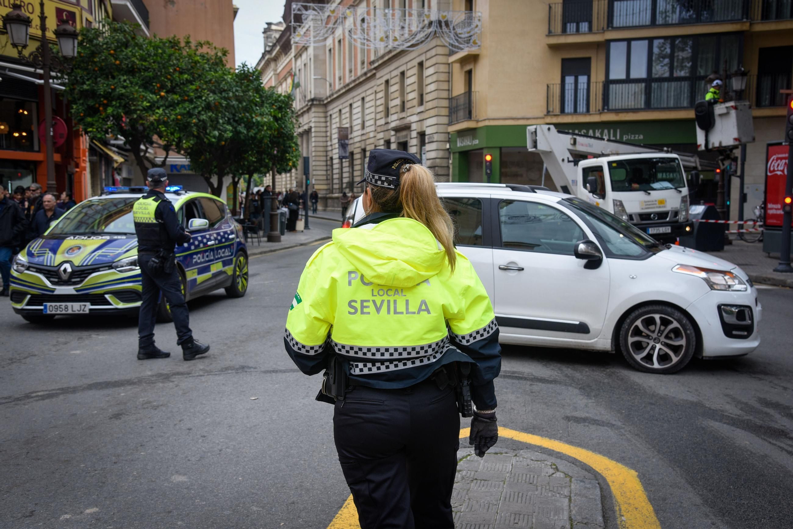 Dos policías locales controlan el tráfico en uno de los accesos al centro de la ciudad.