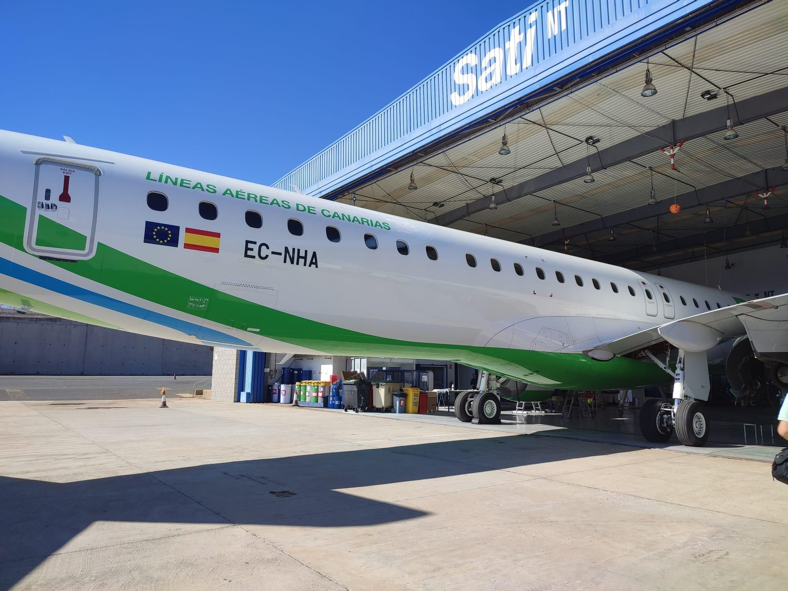 Un paseo en imágenes por el hangar de Binter, donde se revisan los aviones que vuelan a Córdoba