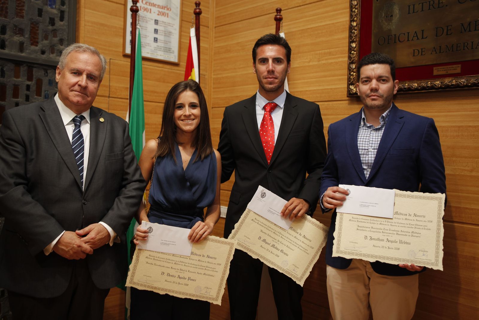 Los residentes que recogieron sus galardones en la sede colegial.