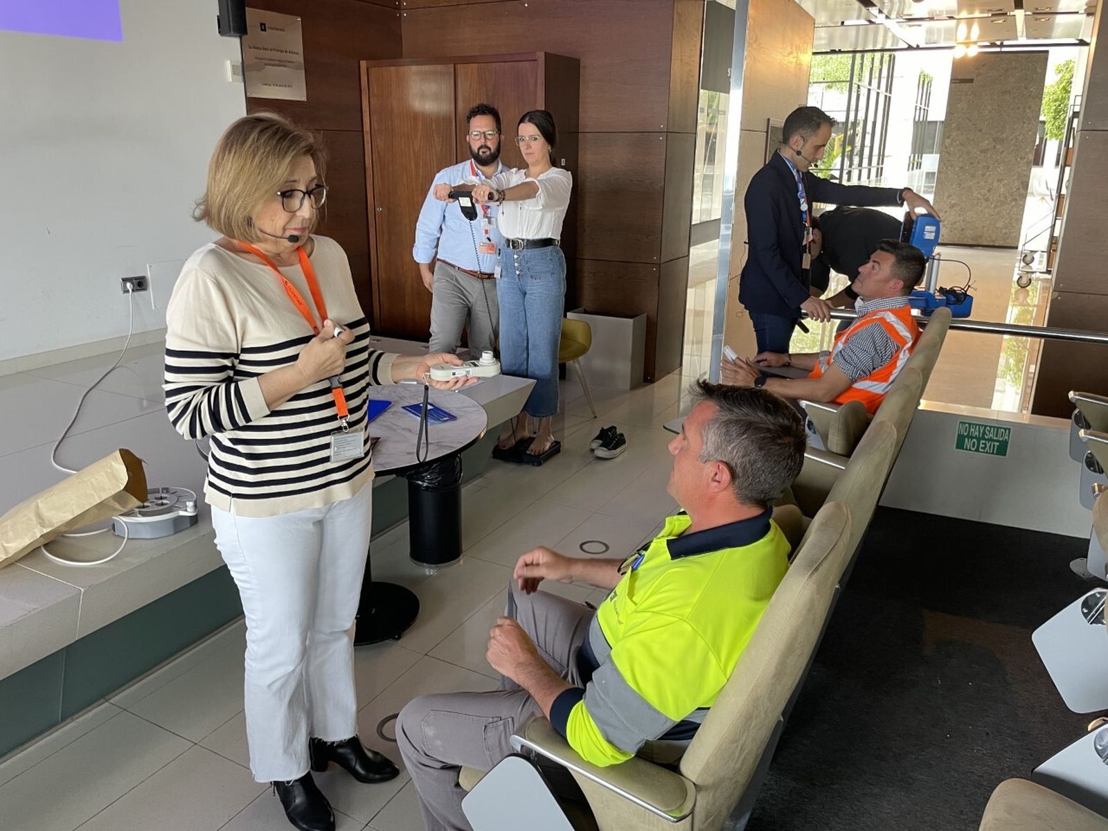 Los profesionales sanitarios durante las pruebas realizadas a un grupo de 25 trabajadores, actividad que se enmarca dentro del taller de salud cardiovascular de Vithas que además forma parte del programa de actividades que Cosentino desarrolla este mes para conmemorar el Día Mundial de la Seguridad y Salud en el trabajo.