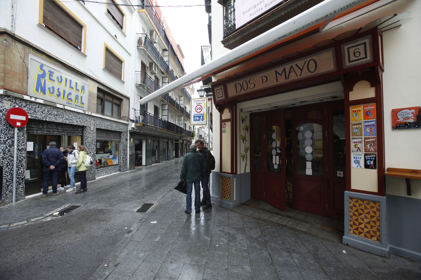 Calle Cardenal Spínola, esquina con Baños, entre Sevilla Musical y el bar Dos de Mayo.