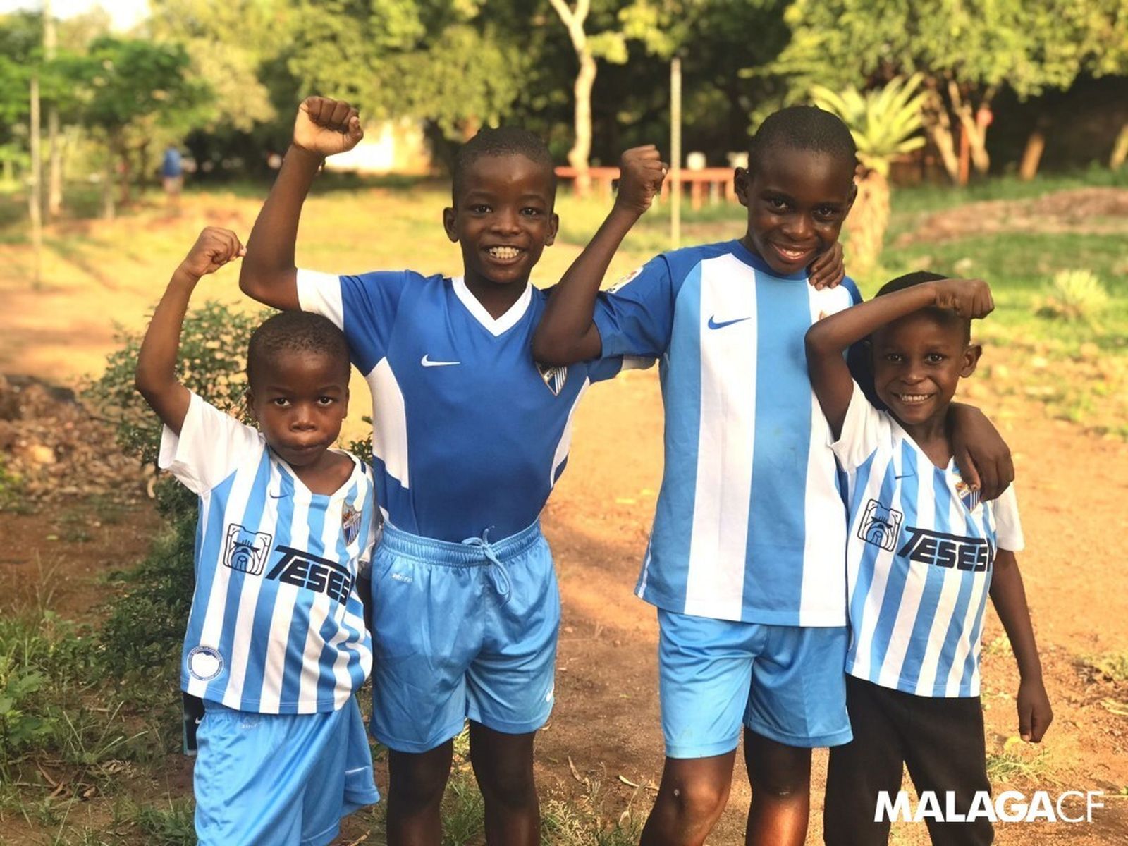 Niños en Mozambique con la camiseta del Málaga.