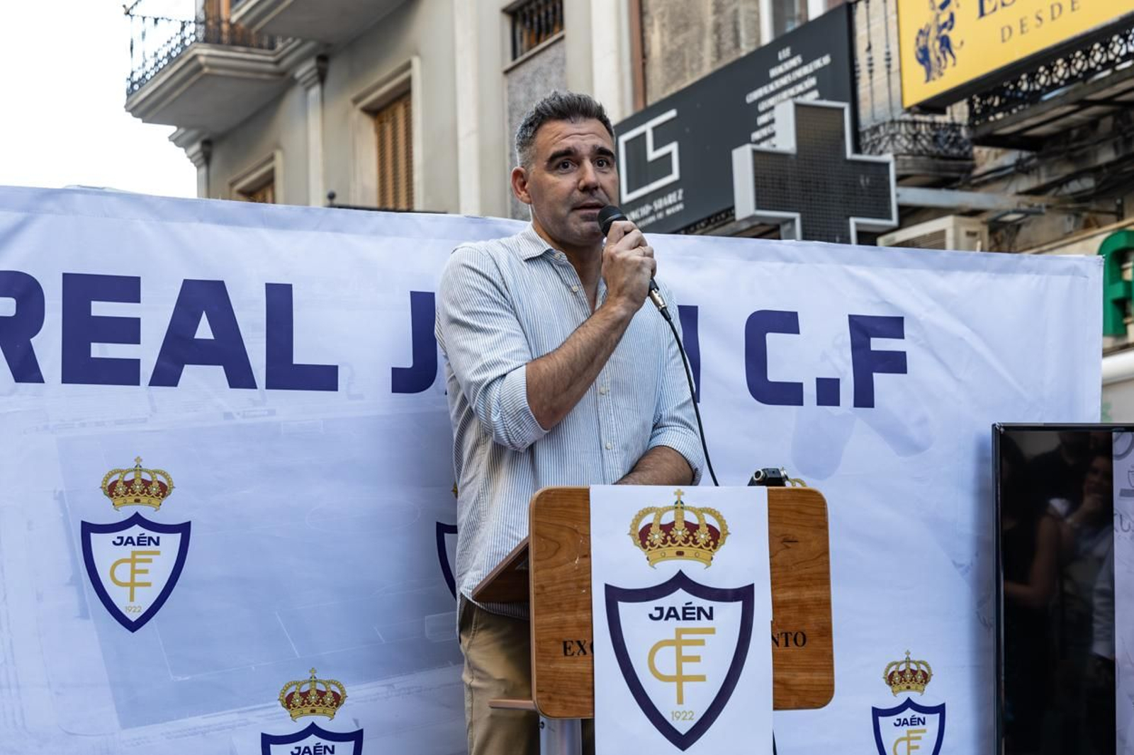 Así son las nuevas camisetas y la nueva tienda del Real Jaén, en imágenes
