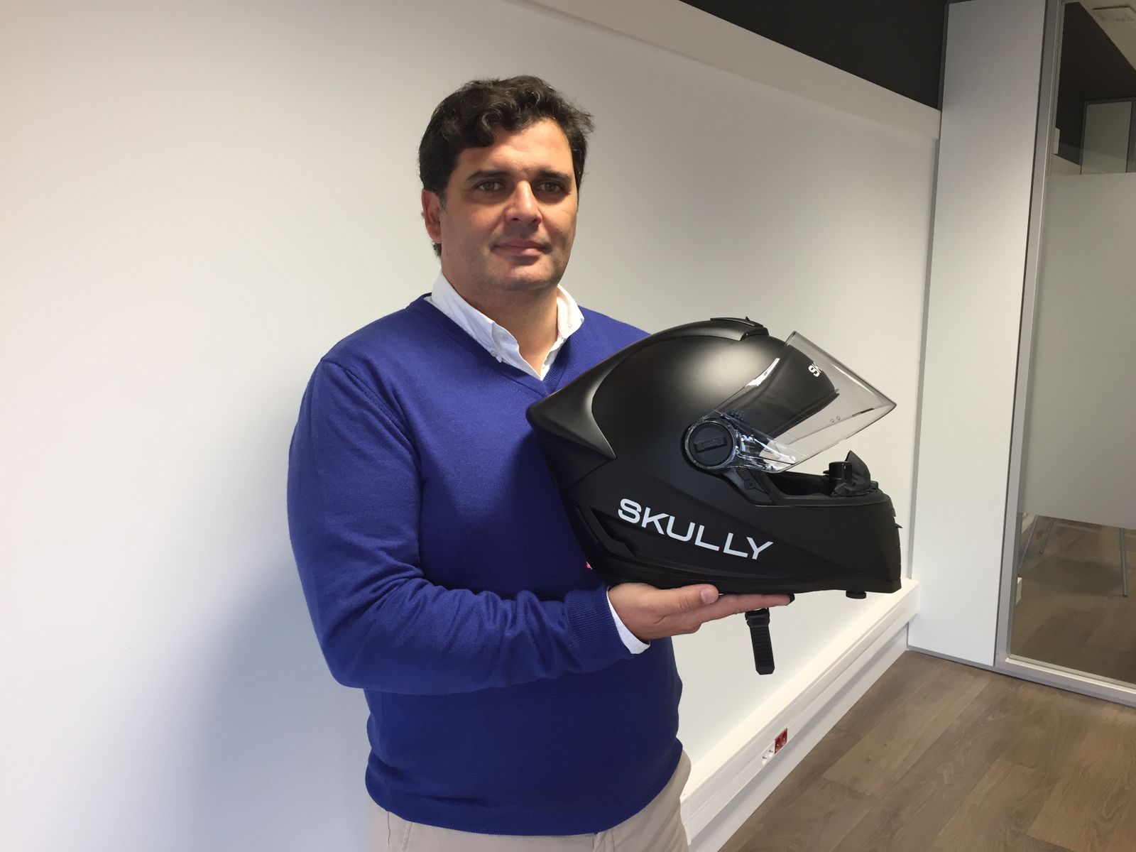 El gaditano Rafael Contreras, con el prototipo del casco Skully en la mano.