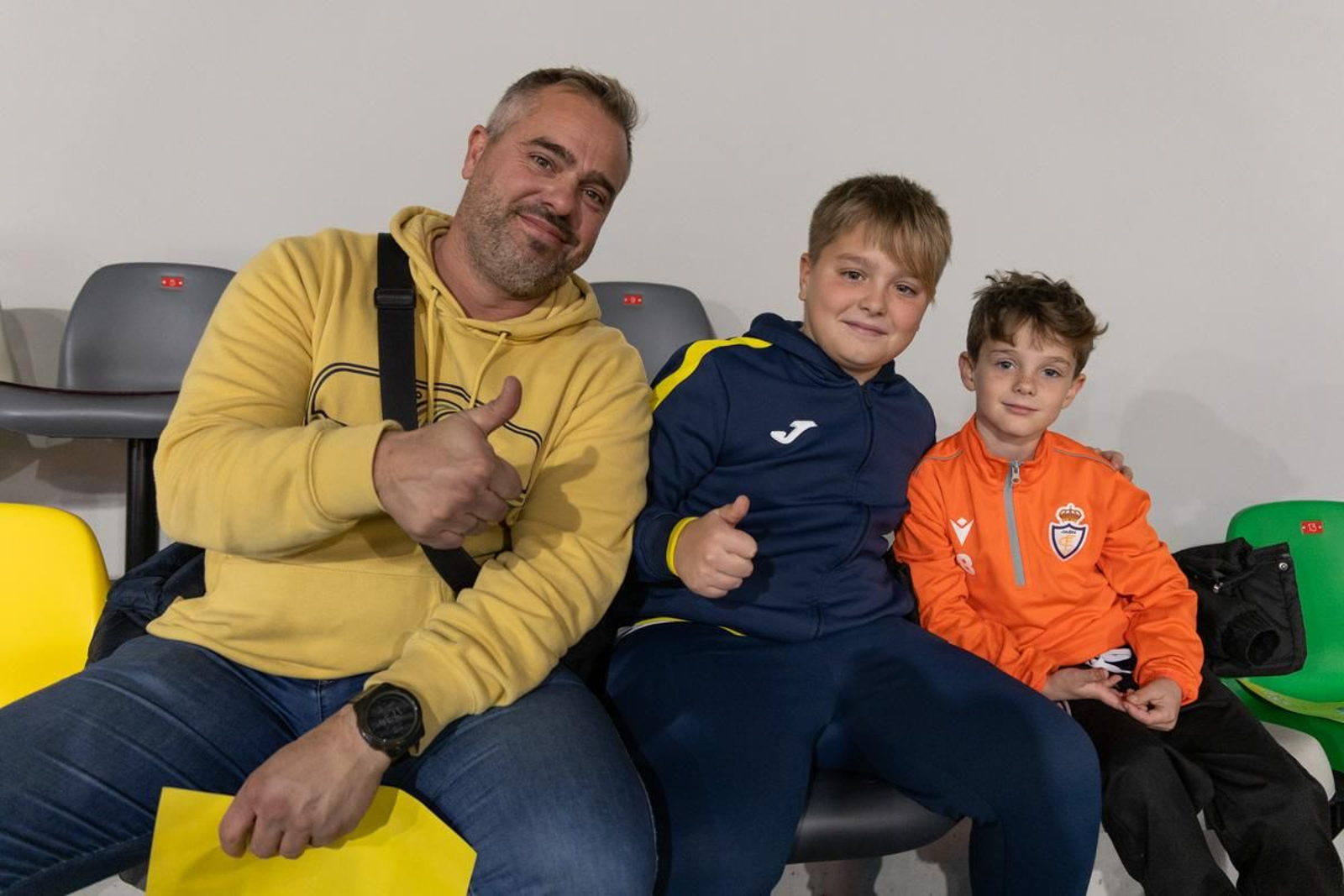 La fiesta amarilla en la goleada del Jaén FS al Barça, en imágenes